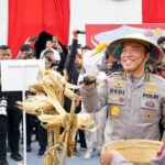 irwasum-polri-komjen-dedi-prasetyo-pimpin-panen-raya-jagung-di-madiun-1740548297039_43