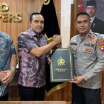 karo-watpers-ssdm-polri-brigjen-budhi-herdi-memberikan-penghargaan-dari-kapolri-jenderal-listyo-sigit-untuk-aipda-muhammad-irv_169