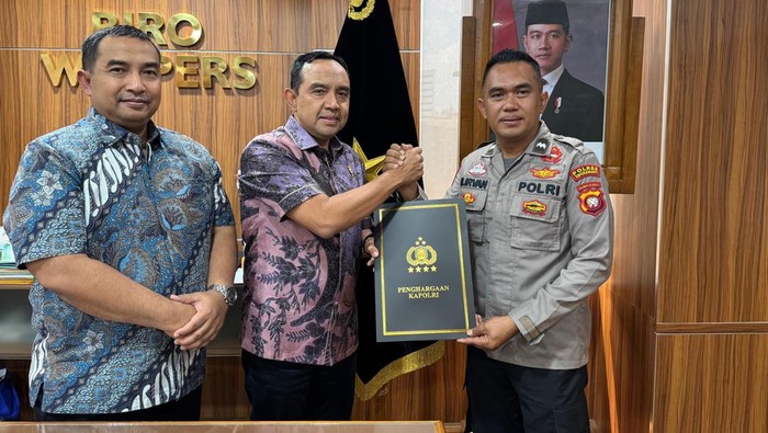 karo-watpers-ssdm-polri-brigjen-budhi-herdi-memberikan-penghargaan-dari-kapolri-jenderal-listyo-sigit-untuk-aipda-muhammad-irv_169