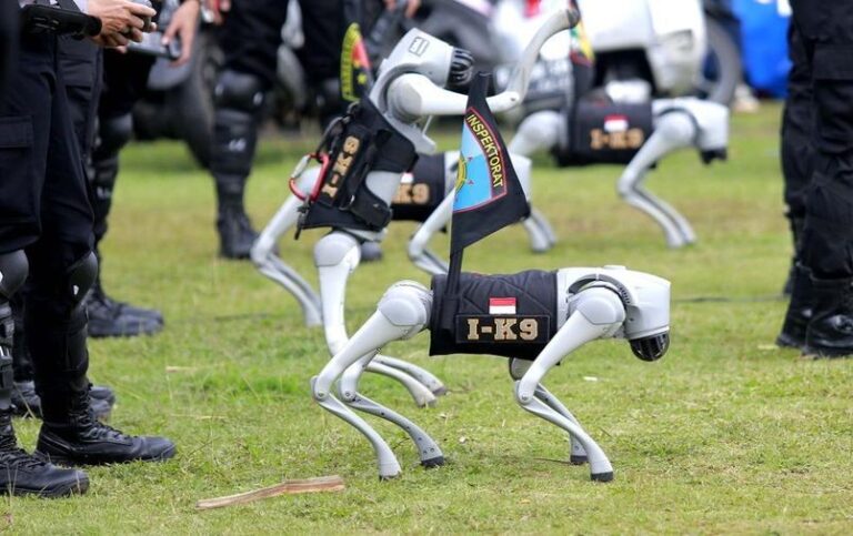 polri-memamerkan-sejumlah-jenis-robot-dalam-parade-teknologi-robotik-di-puncak-hari-bhayangkara-ke-79-monas-jakarta-selasa-172-1751349358255_169
