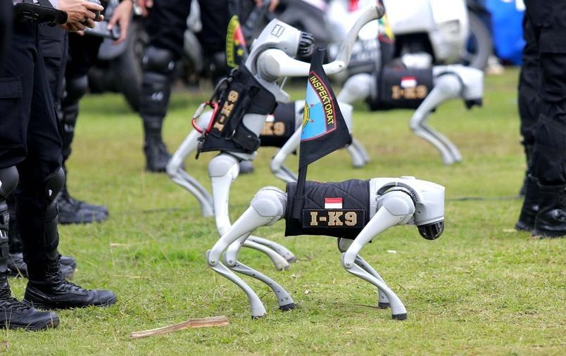 polri-memamerkan-sejumlah-jenis-robot-dalam-parade-teknologi-robotik-di-puncak-hari-bhayangkara-ke-79-monas-jakarta-selasa-172-1751349358255_169