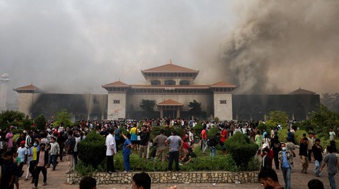 para-demonstran-berkumpul-saat-asap-mengepul-dari-kompleks-parlemen-menyusul-kebakaran-yang-terjadi-selama-protes-terhadap-pem-1757426034620_169