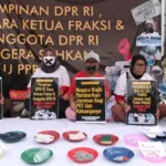 sejumlah-aktivis-dari-aliansi-pekerja-rumah-tangga-prt-menggelar-aksi-mogok-makan-di-depan-gedung-dprmpr-ri-jakarta-pusat-seni-1