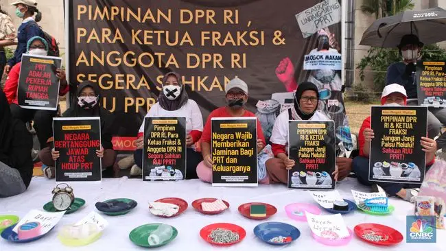 sejumlah-aktivis-dari-aliansi-pekerja-rumah-tangga-prt-menggelar-aksi-mogok-makan-di-depan-gedung-dprmpr-ri-jakarta-pusat-seni-1