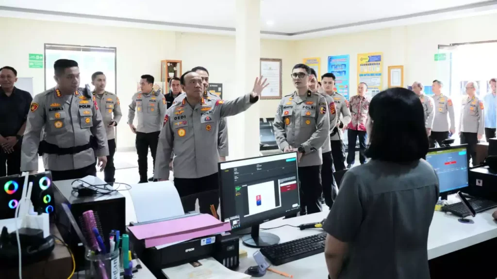 69034d072b3a6-wakapolri-komjen-dedi-prasetyo-meninjau-spkt-polresta-denpasar_1265_711