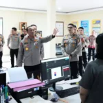 69034d072b3a6-wakapolri-komjen-dedi-prasetyo-meninjau-spkt-polresta-denpasar_1265_711