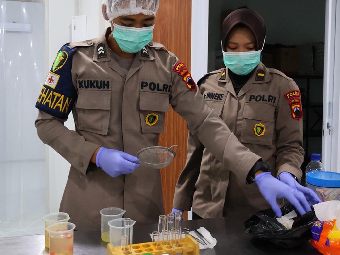 biddokkes-polda-jateng-memeriksa-food-safety-sajian-mbg-di-sppg-polri-polda-jateng-di-rusun-polri-rejomulyo-kota-semarang-rabu-1758094747124_43