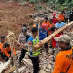 pencarian-korban-longsor-di-cilacap-1763092099497