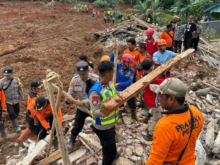 pencarian-korban-longsor-di-cilacap-1763092099497