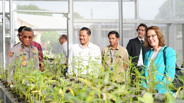 delegasi-prancis-kunjungi-sppg-polri-pejaten-1766033390594_169