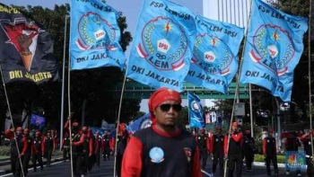 ribuan-buruh-melakukan-long-march-menuju-kawasan-patung-kuda-jakarta-kamis-1082023-6630d00bde948f4eb71cc482