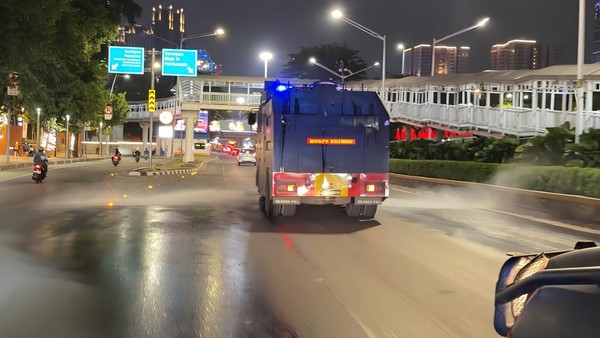 water-cannon-brimob-polda-metro-jaya-semprot-jalanan-kurangi-sebaran-abu-anak-krakatau-1788707160085_169